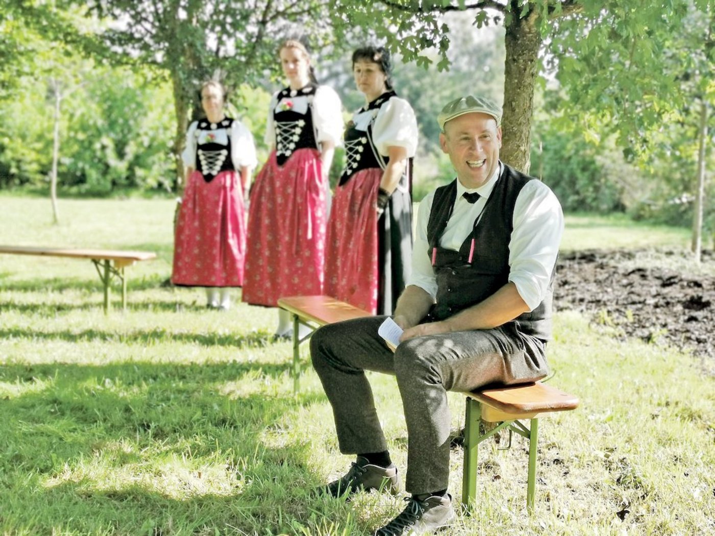 Ueli Ramseier bewirtschaftet in Hinterkappelen einen kleinen Landwirtschaftsbetrieb. Er muss innovativ sein, um zu überleben.  Er produziert die Seide für die neuen Trachtenschürzen der Berner Sonntagstracht im Hintergrund. (Bild BauZ/sb)