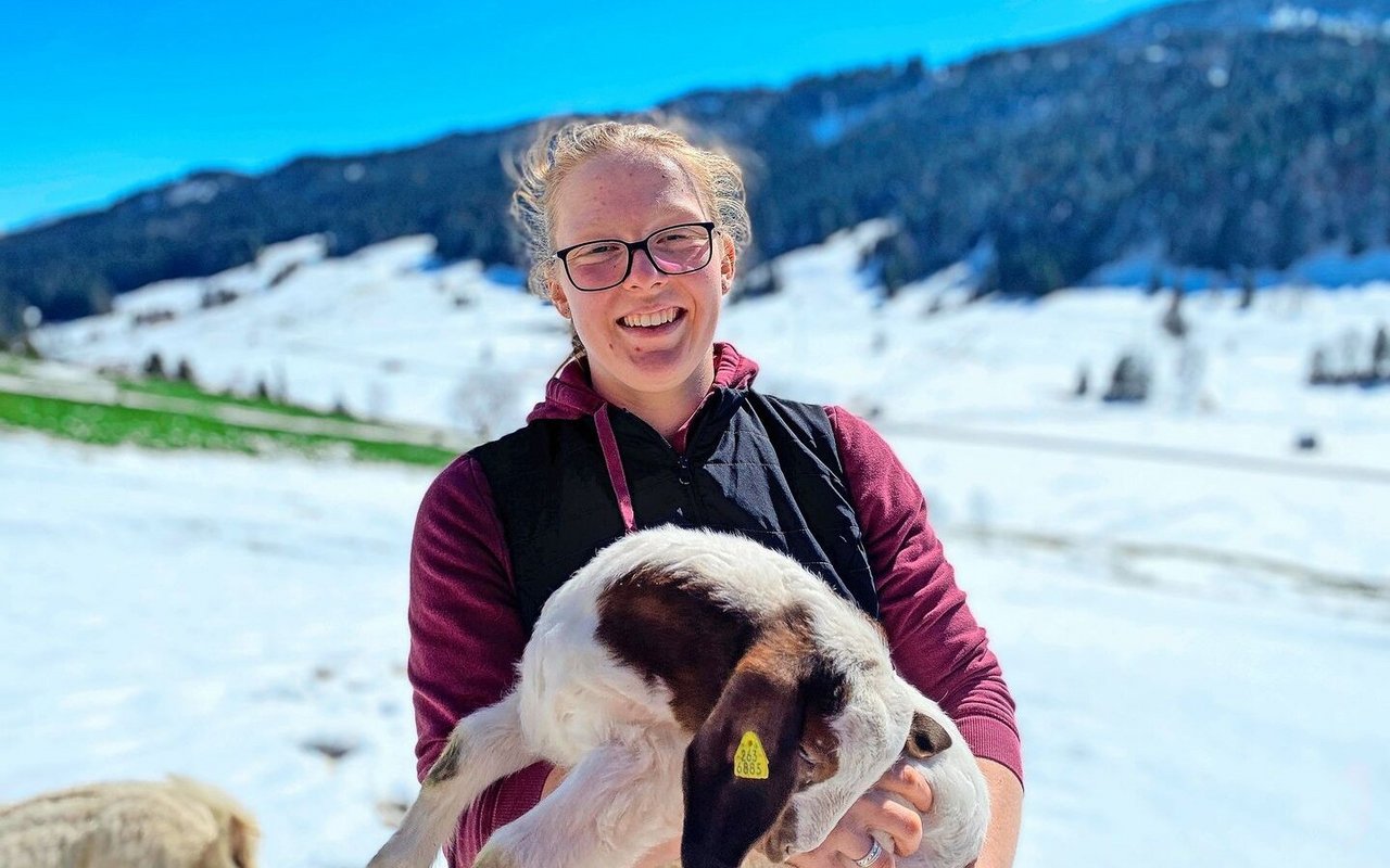 Seraina Pedrolini mit einem Gitzi aus ihrer Herde. Die angehende Landwirtin aus dem Toggenburg züchtet in ihrer Freizeit Burenziegen.