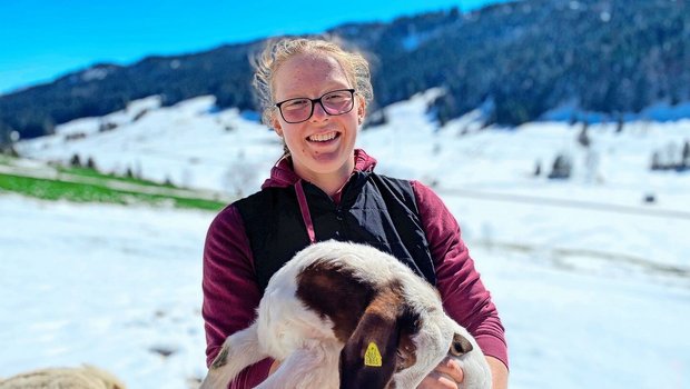 Seraina Pedrolini mi Seraina Pedrolini mit einem Gitzi aus ihrer Herde. Die angehende Landwirtin aus dem Toggenburg züchtet in ihrer Freizeit Burenziegen.