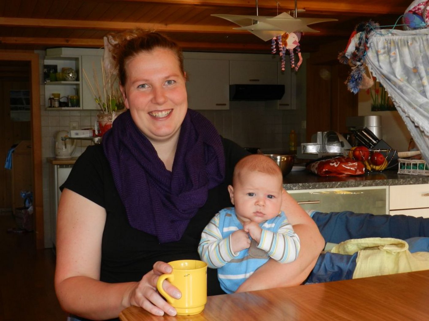 Marianne Hess, hier auf dem Bild mit Andrin Michael, ihrem jüngsten Sohn, und ihre Familie sind in Wyssachen BE zu Hause. (Bild: Barbara Heiniger)