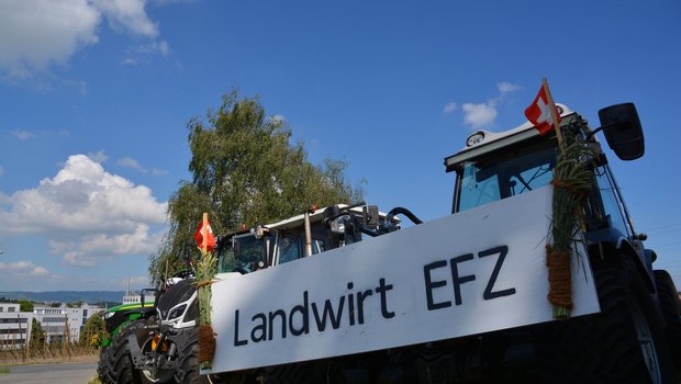 Freudentag am Mittwoch am LBBZ Schluechthof. Einige EFZ-Absolventen reisten mit dem Traktor an die Schlussfeier. (Bilder aem)