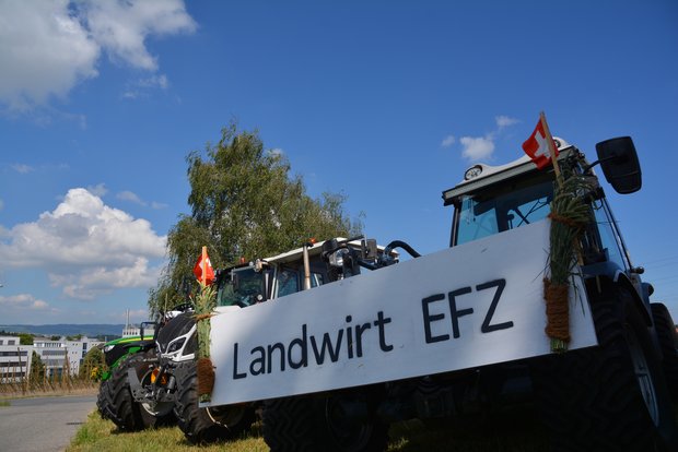 Freudentag am Mittwoch am LBBZ Schluechthof. Einige EFZ-Absolventen reisten mit dem Traktor an die Schlussfeier. (Bilder aem)