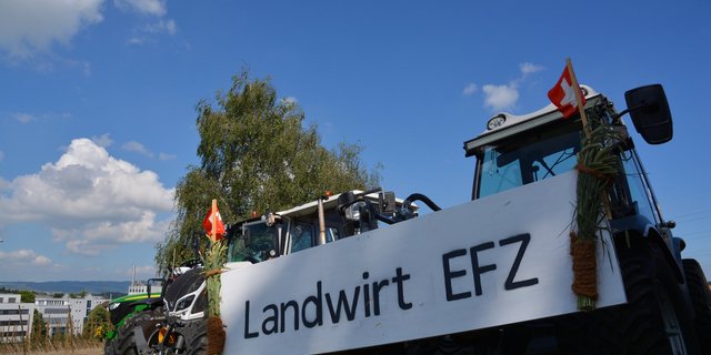 Freudentag am Mittwoch am LBBZ Schluechthof. Einige EFZ-Absolventen reisten mit dem Traktor an die Schlussfeier. (Bilder aem)
