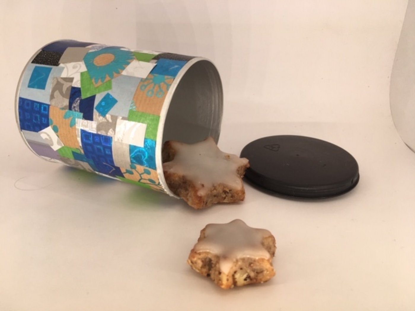 In der verzierten Dose kann man z. B. auch selbstgemachte Güetzi verschenken. 