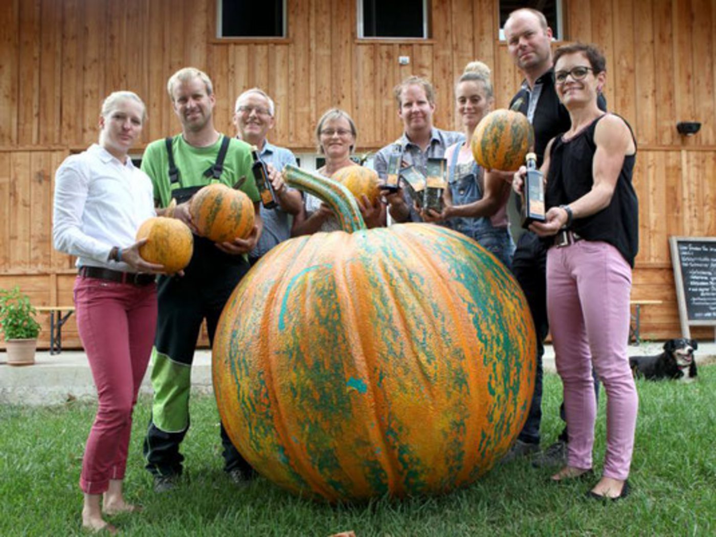 ...die Ölkürbis-Produzenten Familie Brütsch mit der Marke "Kürbiskern",...