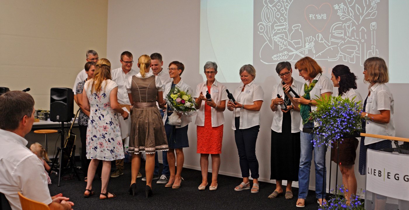 Es war super: Die frischgebackenen Bäuerinnen bedanken sich  bei den Lehrpersonen, die ihnen in den letzten zwei Jahren viel  beigebracht haben.