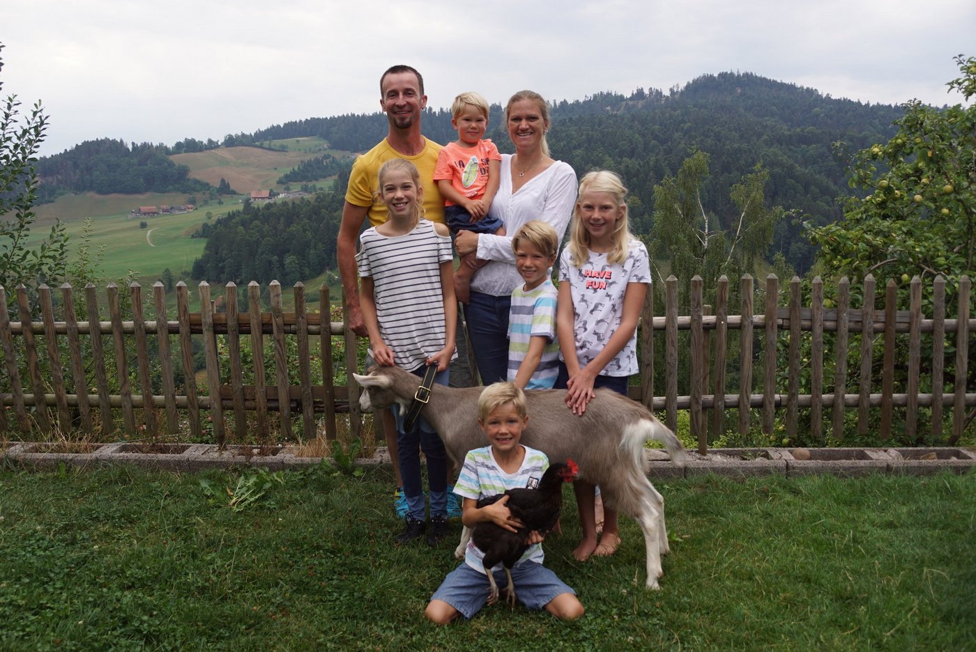 Jole Unternährer (2. v. r.) und ihre Familie sind offen für Gäste aus aller Welt, lieben viel Betrieb und auch ihre Tiere. (Bilder Annelies Bichsel)