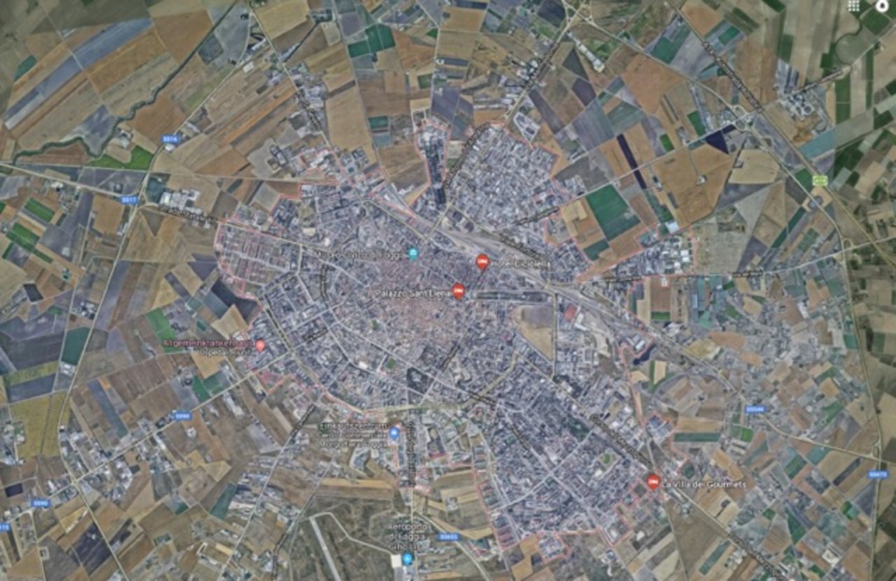 Die Satellitenaufnahme zeigt Felder rund um Foggia (IT), wo am Montag zwölf Erntehelfer bei einem Autounfall ums Leben kamen. (Bild Google Maps)