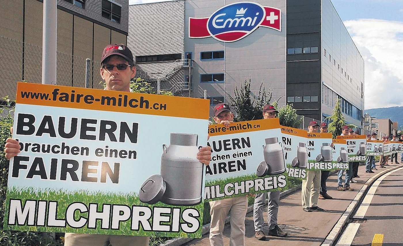 Im Juni 2007 demonstrierten Mitglieder der Basisorganisation BIG-M vor der Emmi-Molkerei in Emmen für faire Preise. (Bild Josef Scherer)
