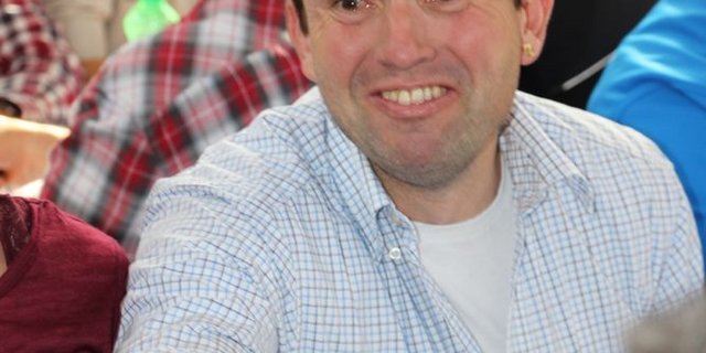 Thomas Roffler freut sich über den Sieg und nimmt die Gratulationen entgegen. (Bild Nadine Baumgartner)