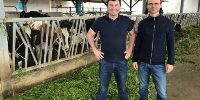 Milchbauer Christof Baumgartner (links) und Swissveg-Präsident Renato Pichler auf dem Milchbetrieb in Märwil (TG). (Bild SRF 3)