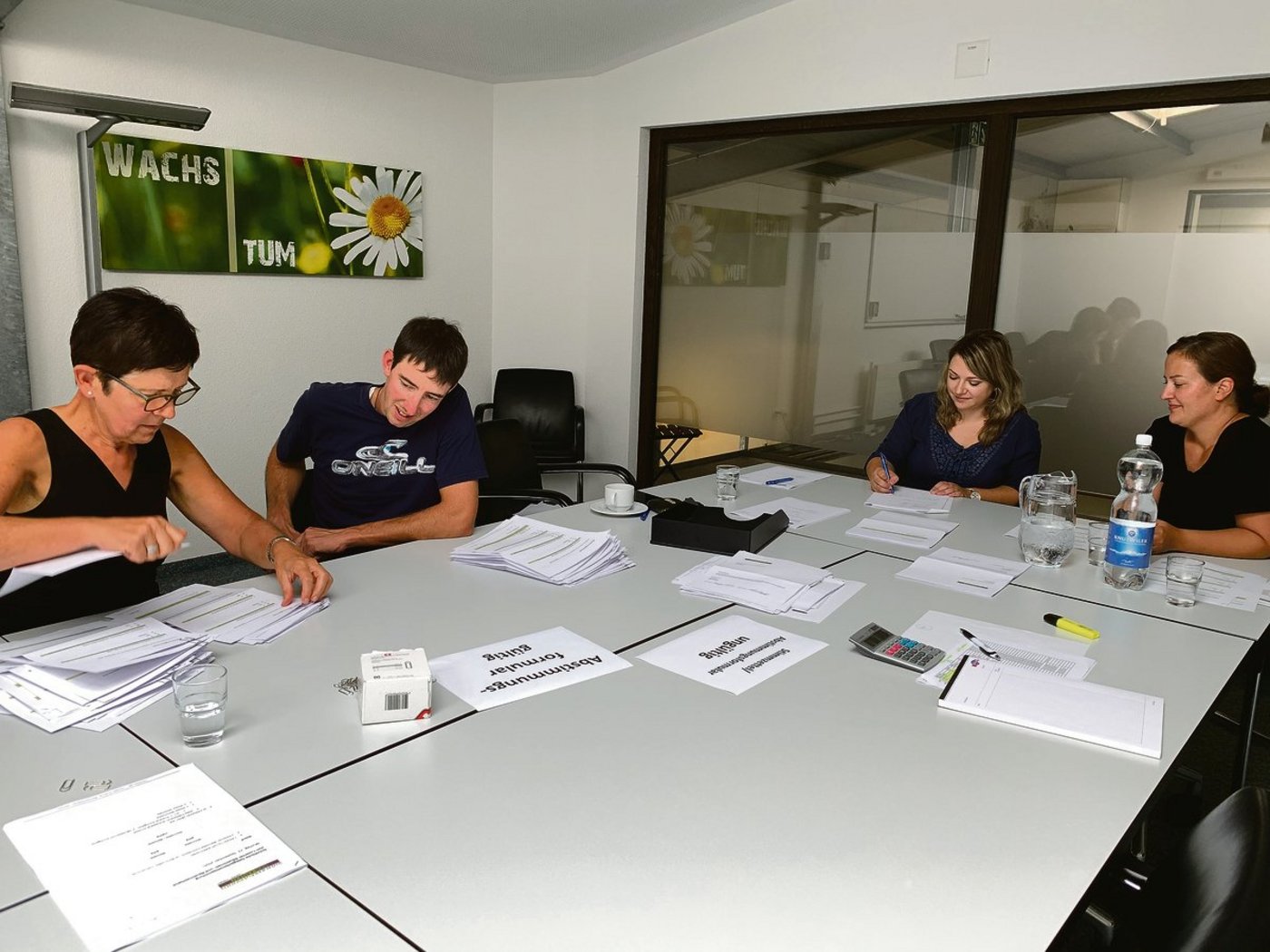 Die Delegierten Alice Bühlmann und Joel Wapf beim Auszählen, zusammen mit Sandra Lüscher und Madeleine Grüter von der Geschäftsstelle (v.l.).  (Bild Josef Scherer)