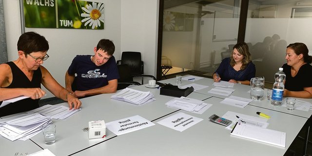 Die Delegierten Alice Bühlmann und Joel Wapf beim Auszählen, zusammen mit Sandra Lüscher und Madeleine Grüter von der Geschäftsstelle (v.l.).  (Bild Josef Scherer)