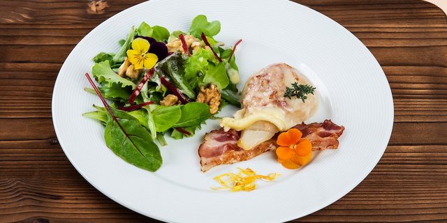 Herbstsalat mit Raclette-Speck-Birnen. (Bild SRF/ Ueli Christoffel)