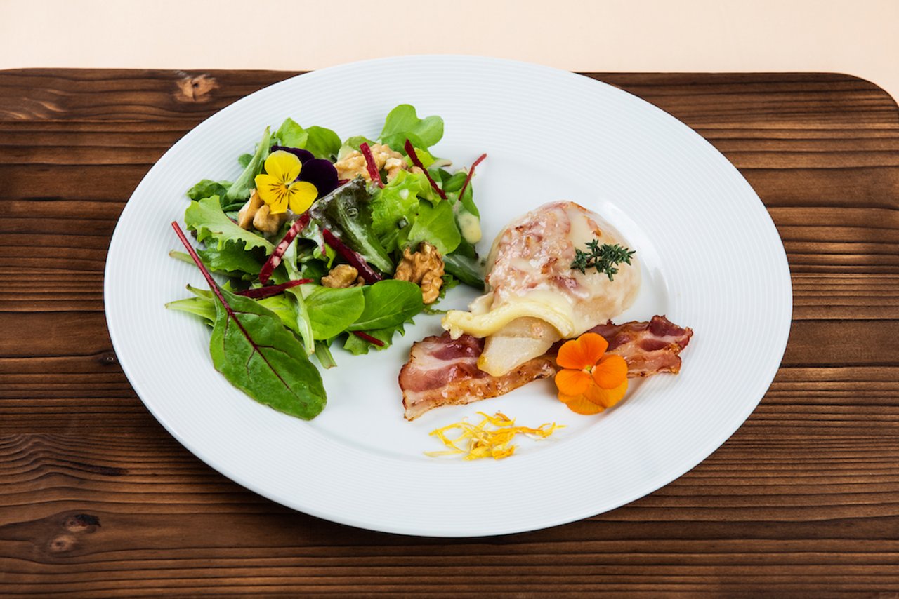 Herbstsalat mit Raclette-Speck-Birnen. (Bild SRF/ Ueli Christoffel)