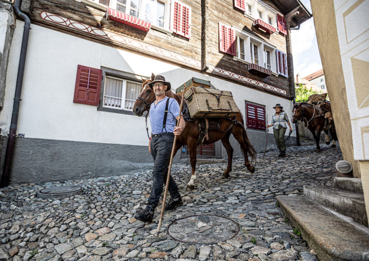 Die Reise beginnt: Die Säumergruppe und ihre 11 Saumtiere brechen in Disentis zu ihrer ersten Etappe nach Sedrun auf.
