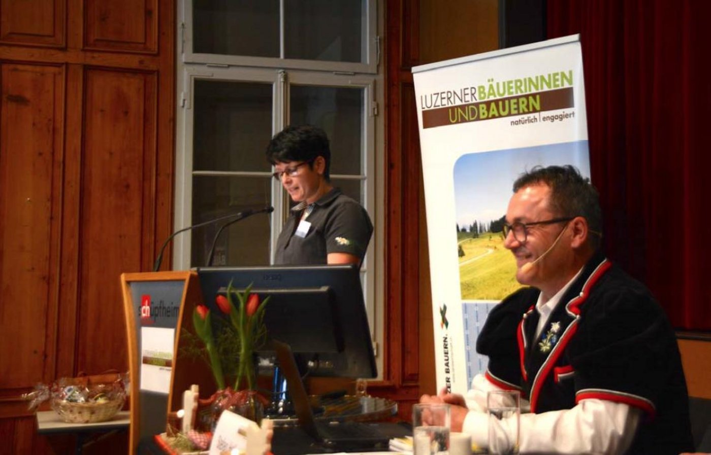 Patrizia Schöpfer, Präsidentin Bauern- und Bäuerinnenverein Schüpfheim und Stefan Heller Geschäftsführer LBV. Die Amtszeit des Präsidierenden bleibt auch weiterhin auf acht Jahre beschränkt. (Bild zVg)