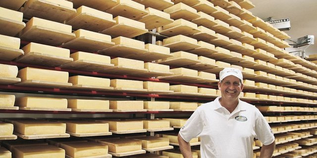 Roland Rüegg produziert zwölf verschiedene Raclettekäsearten – für jeden Geschmack etwas! Ihm ist der Chiliraclette und der geräucherte am liebsten.