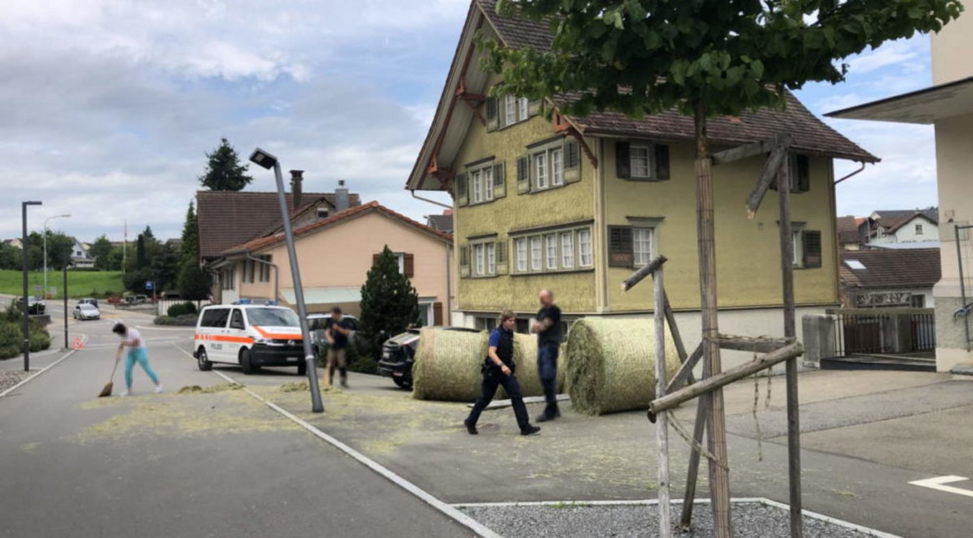 Glücklicherweise war niemand auf der Strasse unterwegs, als die Heuballen abstürzten. (Bild Kapo SG)