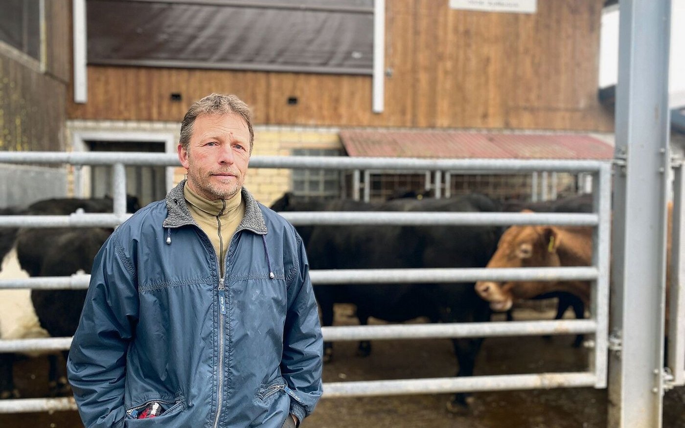 Christian Schütz macht gute Erfahrungen mit  zugekaufter Pflanzenkohle. Die genaue Wirkung will er weiter beobachten. 