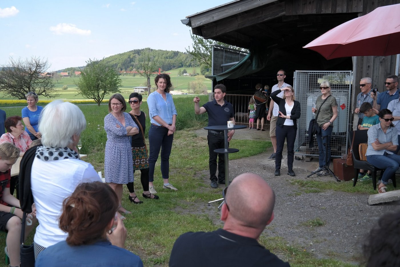 Martin Wandeler stellt seinen Betrieb vor. (V.r.n.l.) Martin Wandeler, Sonja Rüegg, Elena Achermann-Marcuzzi und Franziska Schnell. (Bilder Josef Kottmann)