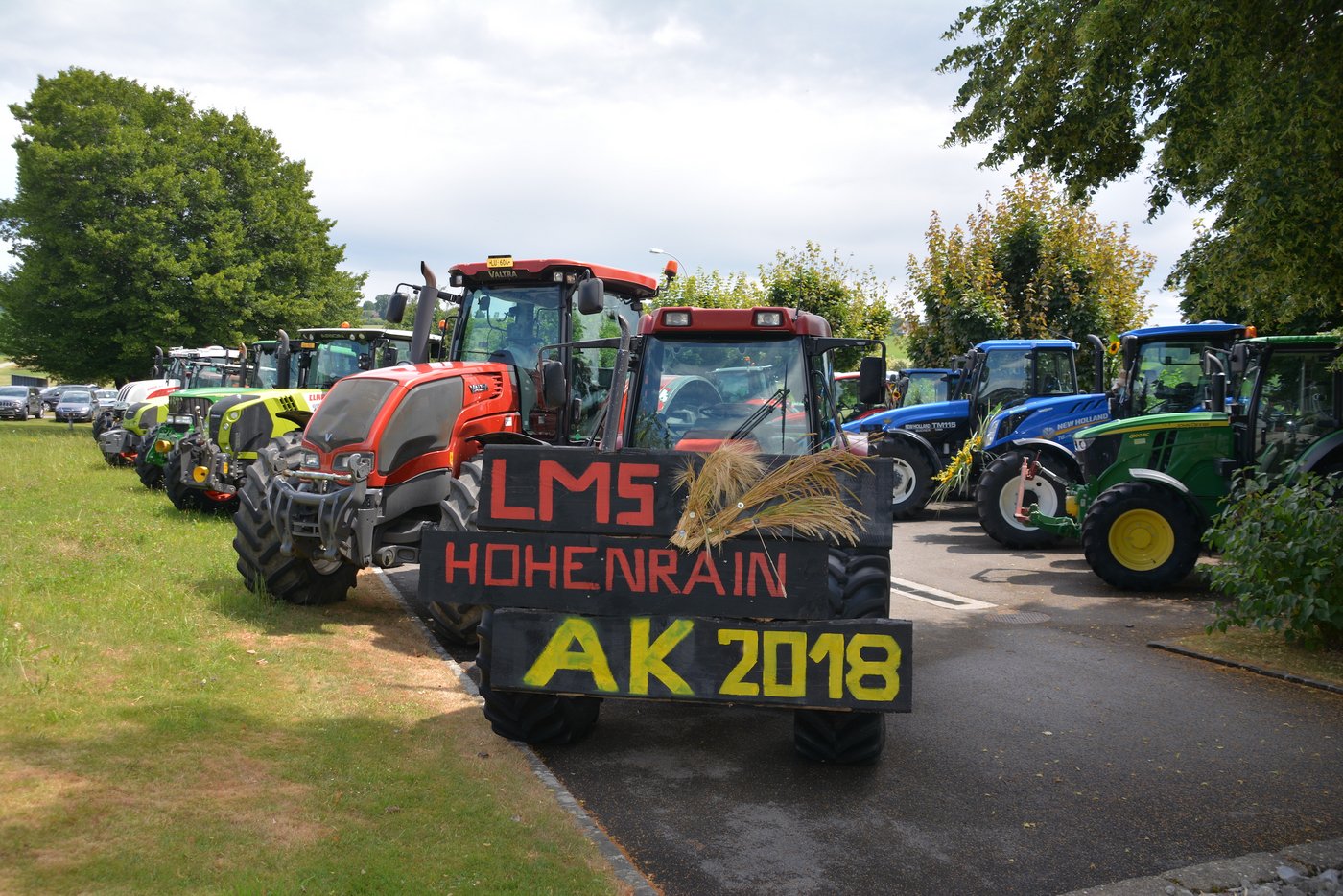 und die Traktoren geschmückt.