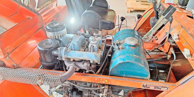 Während es draussen schneite, lernte Jolanda Wyttenbach im Trockenen, wie man den Service am Metrac 2002 durchführt.   