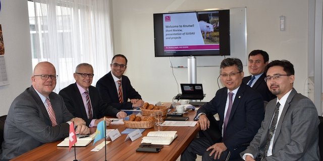 Die kasachische und die Schweizer Delegation tauschten sich bei Suisag in Knutwil LU über die Schweineproduktion aus. (Bild zVg)