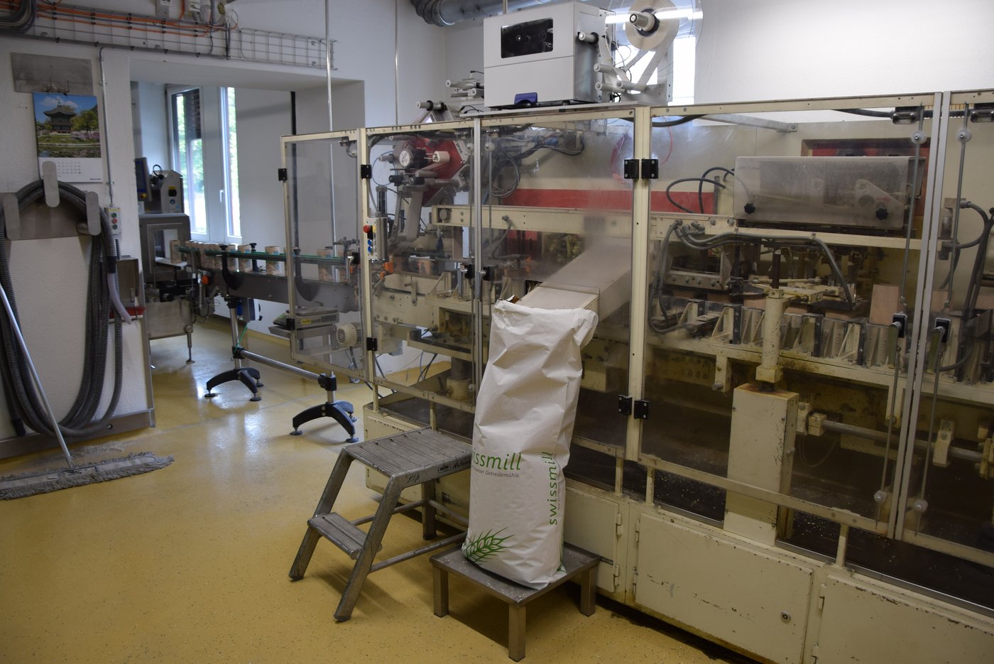 Hier werden Haferflocken der Marke Naturaplan verpackt. Es ist eine Maschine von insgesamt rund 1000 im Tower. (Bild Katrin Erfurt)