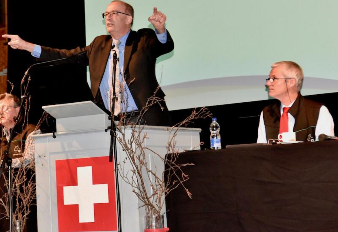 Markus Ritter ist voll im Element, wenn es um die Agrar Politik geht – rechts Präsident Peppino Beffa, der den Verband wieder auf gute Bahnen führte. (Bilder bey)