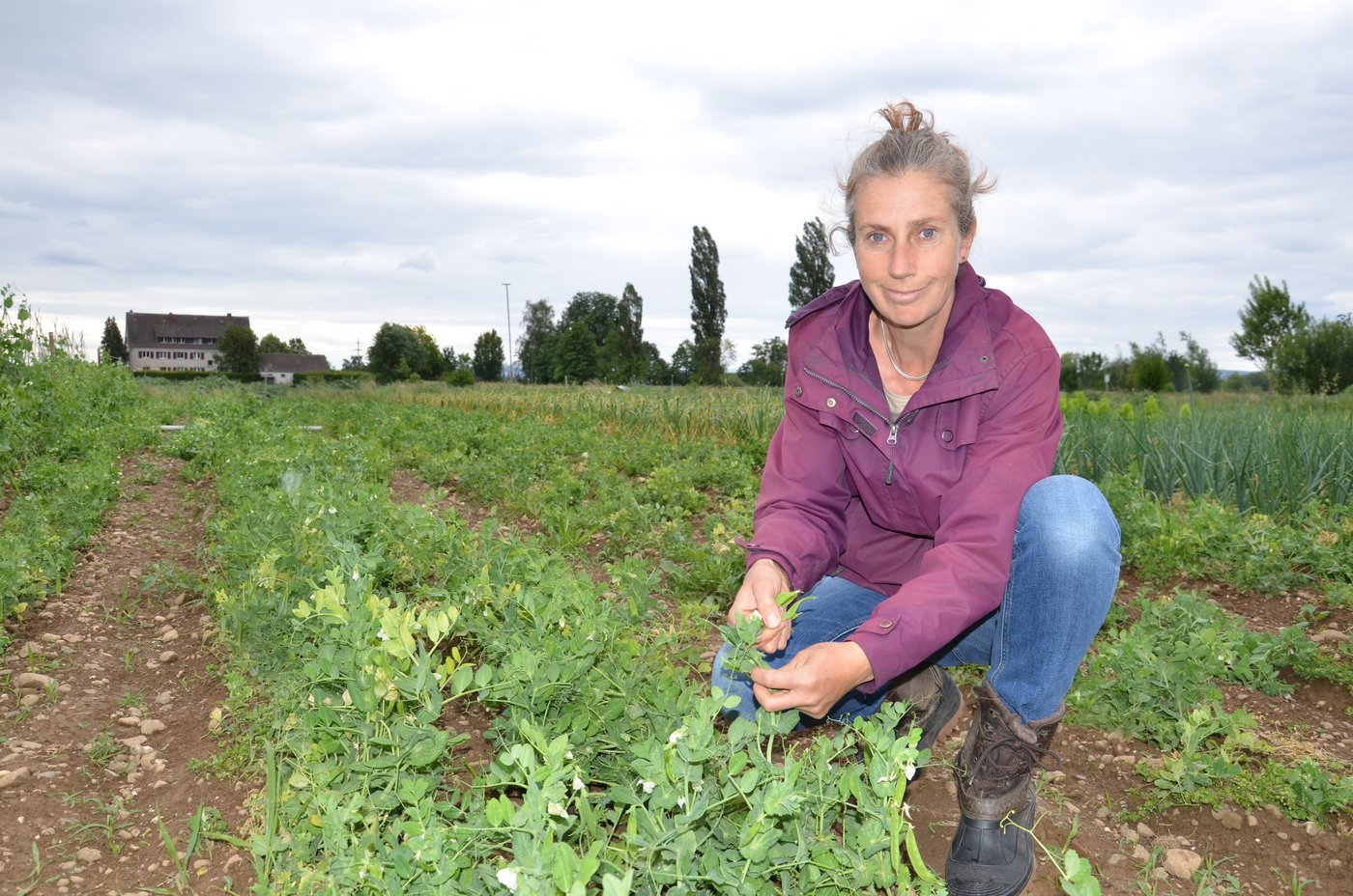 Nora Winzeler im Gemüsefeld. (Bild Marianne Stamm)