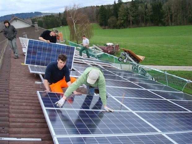 Die Schweiz hat zwar die Stromproduktion aus Sonne und Wind in den letzten vier Jahren mehr als verfünffacht - trotzdem landet sie europaweit beim Strom aus erneuerbaren Energien auf dem zweitletzten Platz. (Bild: BauZ)