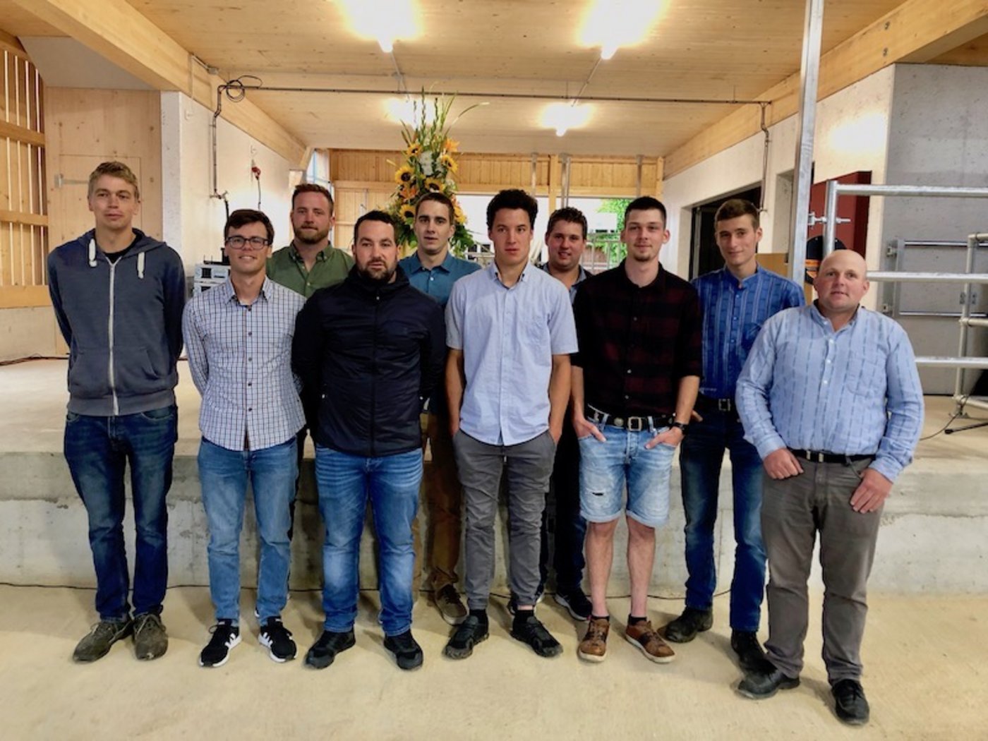 Sie wurden für besonders gute Notendurchschnitte von 5.3 und höher ausgezeichnet. Ganz rechts Marcel Elliker, bester Agrarpraktiker.