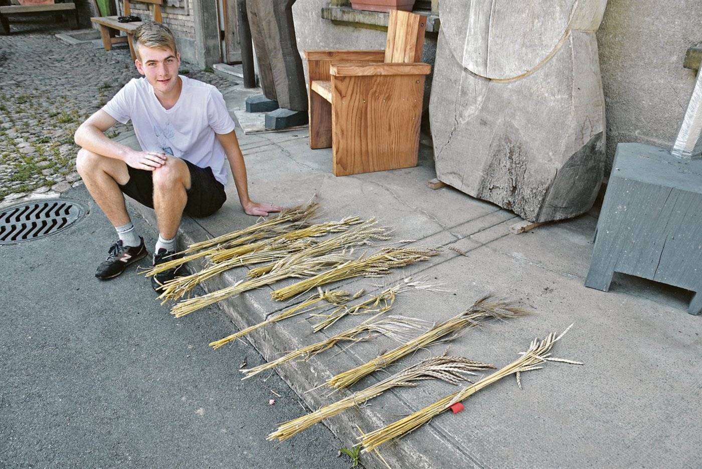 Der 17-jährige Gabriel Hess vermehrt in seinen Gärten nicht nur Gemüse, sondern auch seltenes Getreide.