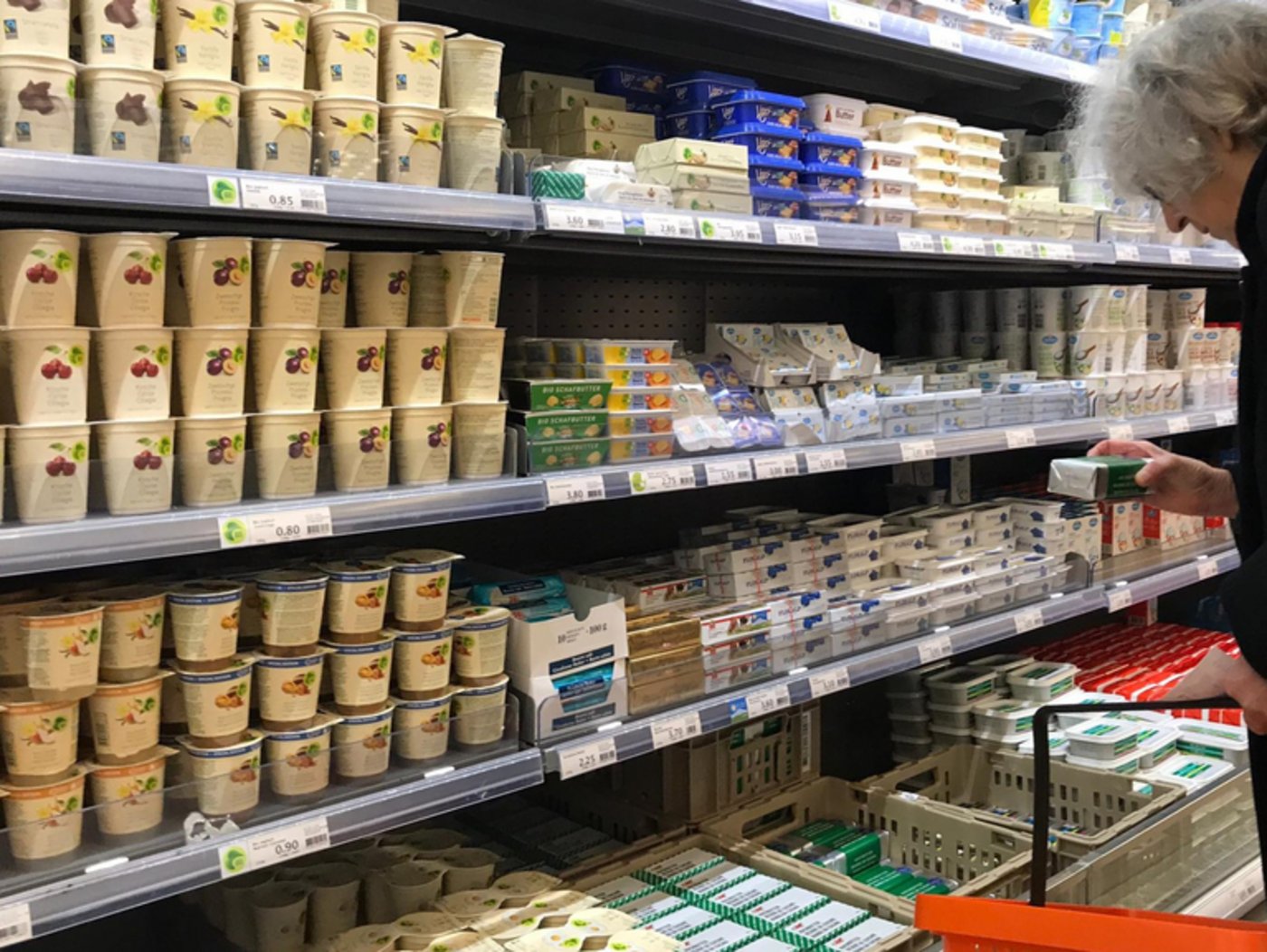 Eine Kundin studiert die blaue Marke auf der Migros-Kochbutter. (Bild lid)