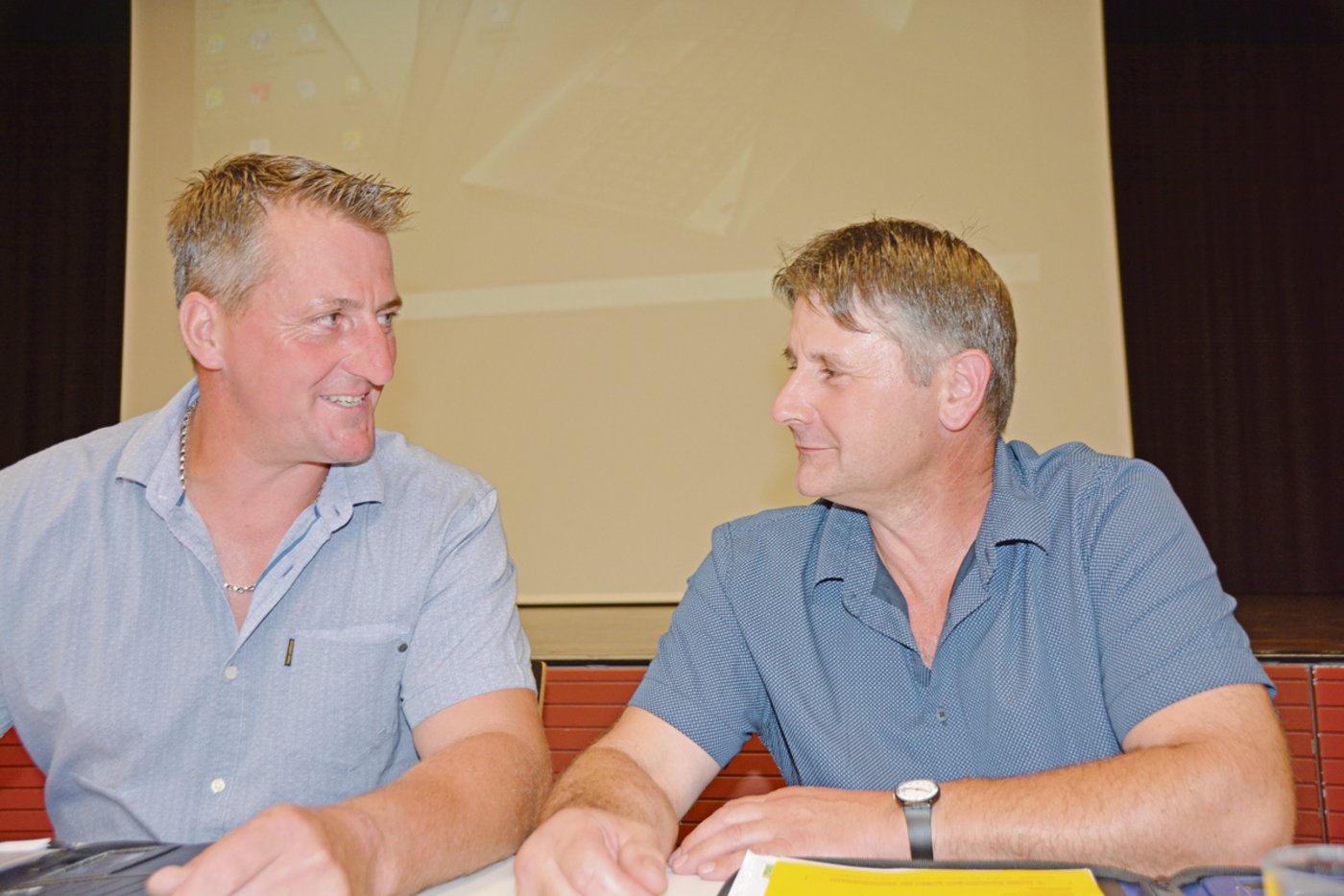 Ludwig Grüter (rechts) übernahm am Mittwochabend das Präsidium von Swissherdbook Luzern von Hanspeter Streit (links).