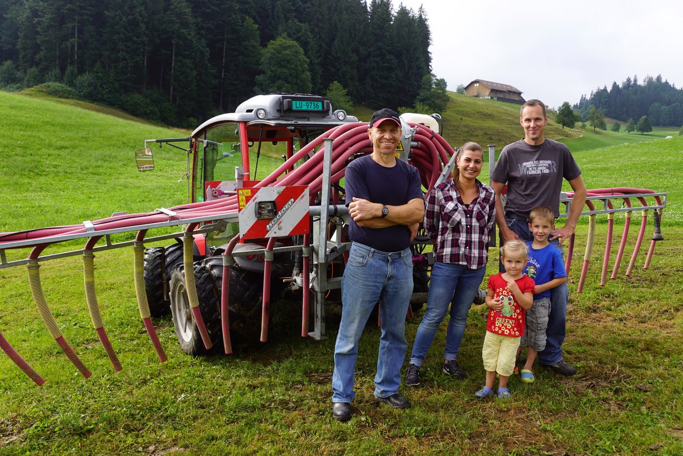 Die "Oberhürndler" (v. l. n. r.) Thomas Unternährer, Seline Roos und Philipp Koch teilen sich den Schleppschlauch.