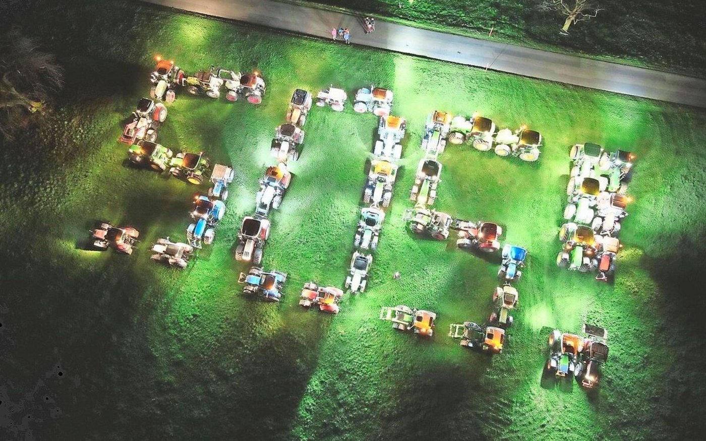 Luzerner Bauern senden SOS-Hilferufe, in Form von Traktoren. So vor einer Woche auch bei Grossdietwil.  