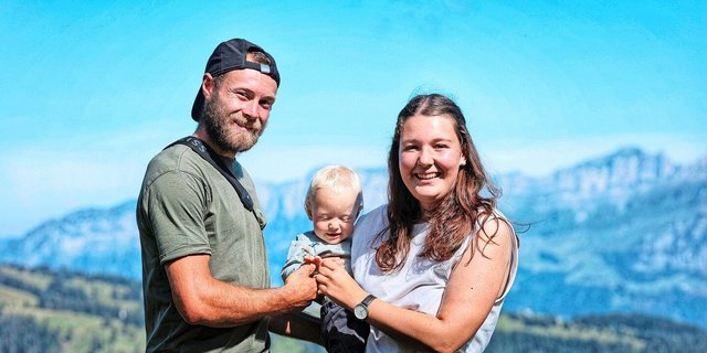 Markus Eberle (l.),  seine Frau Magdalena Eberhard (r.) und ihr Sohn Jonathan. «Wenn der Wolf so nah an der Hütte ist, macht man sich schon seine Gedanken, was mit dem Kind auf der Krabbeldecke passieren könnte», fasst Eberle seine Befürchtungen zusammen.