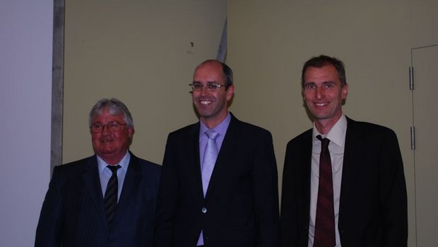 Begrüssten Lukas Barth (Mitte) als neues Vorstandsmitglied in der Branchenorganisation Milch: Präsident Markus Zemp (links) und Geschäftsführer Stefan Kohler (rechts). (Bild Julia Schwery)