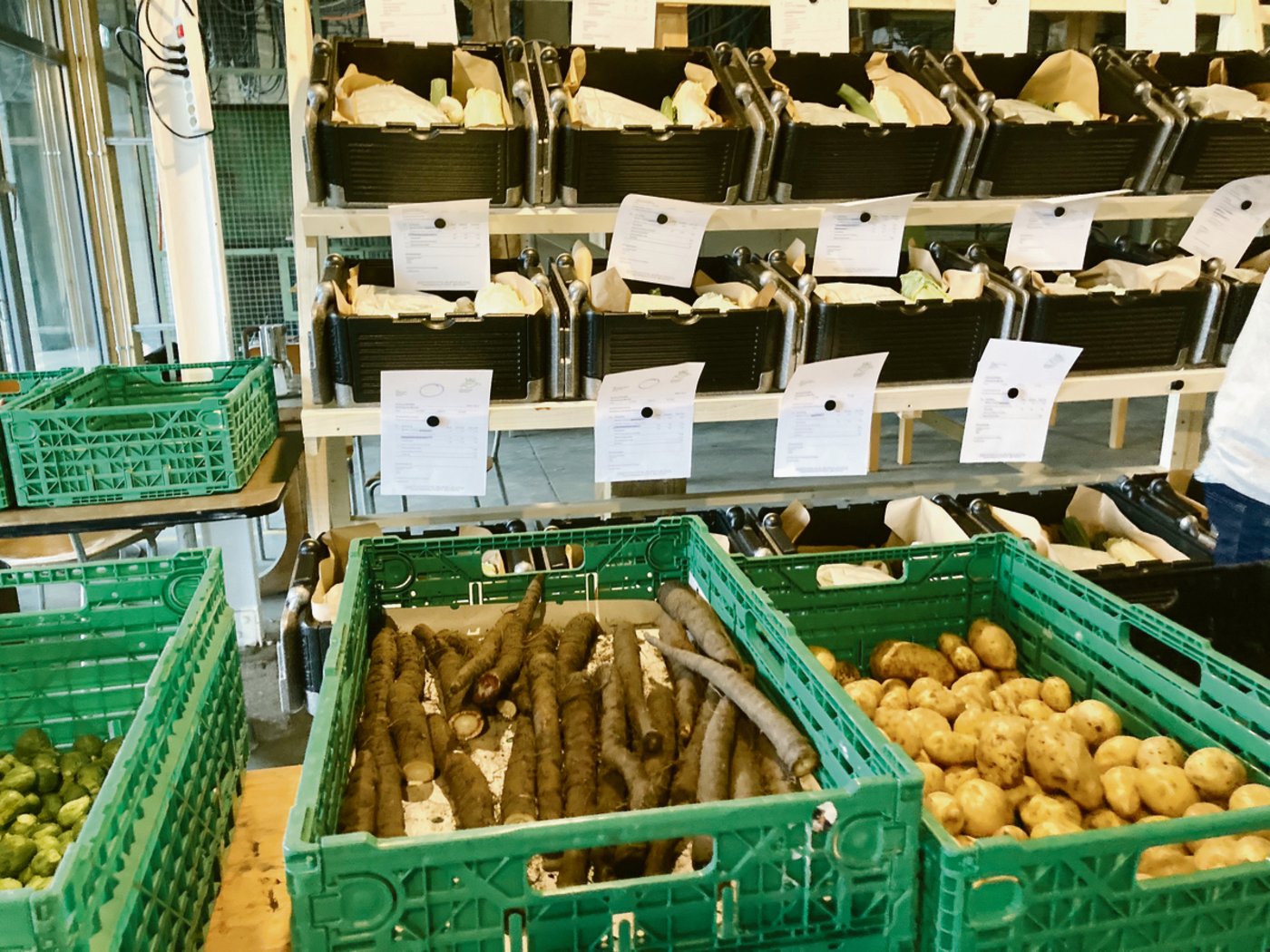 Am Samstagmorgen jeweils kommen im Lagerlokal die Frischprodukte an, worauf die Bestellungen bereit gemacht werden.