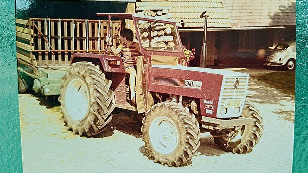 Dieses Bild vom August 1977 zeigt unseren damaligen Steyr-Traktor vor der Scheune in Luthern.