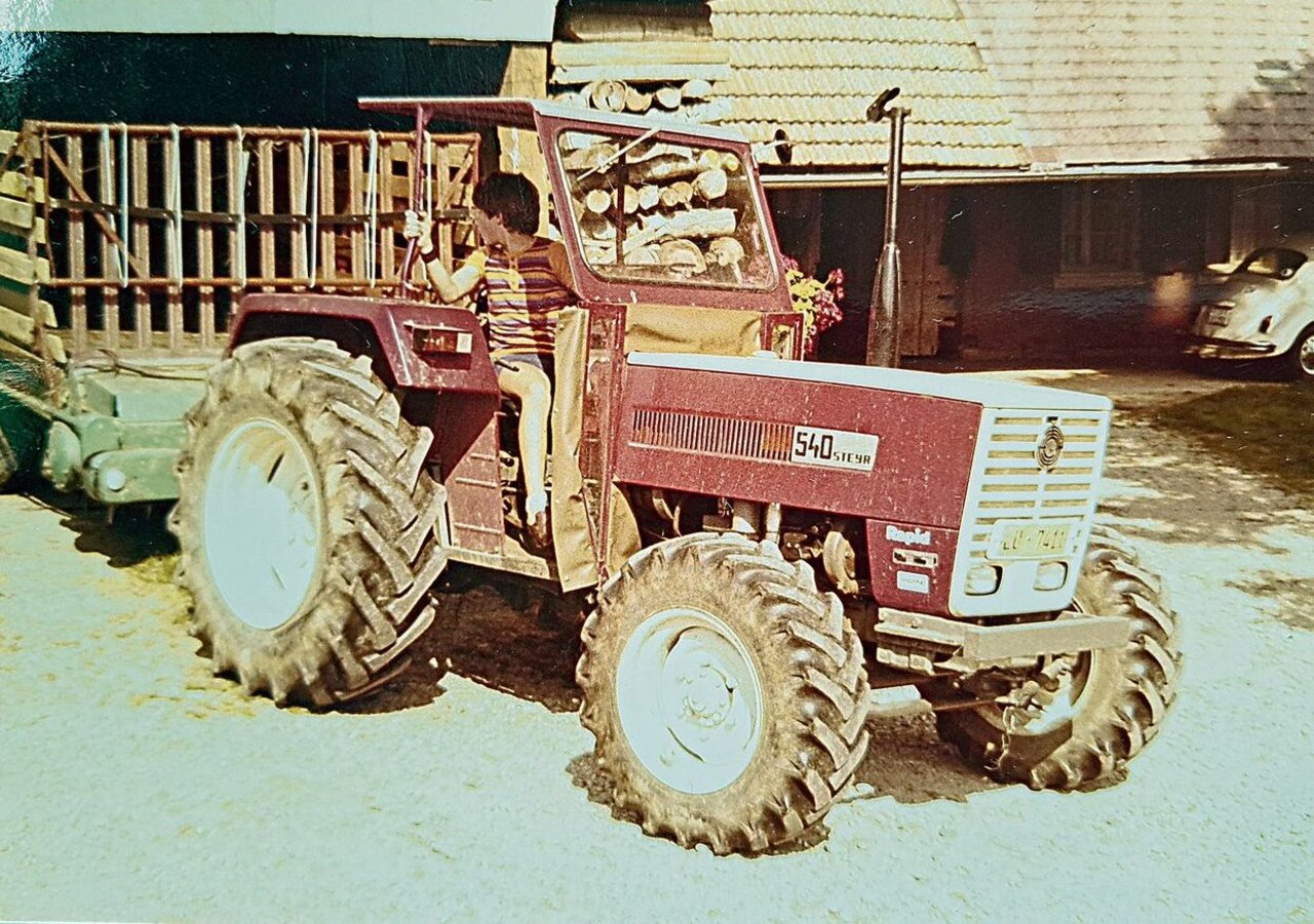 Dieses Bild vom August 1977 zeigt unseren damaligen Steyr-Traktor vor der Scheune in Luthern.