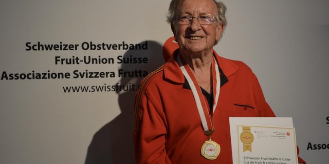 Der strahlende Kategoriensieger bei den Apfelsäften ist Fredy Boll aus Bergdietikon. (Bild asa)