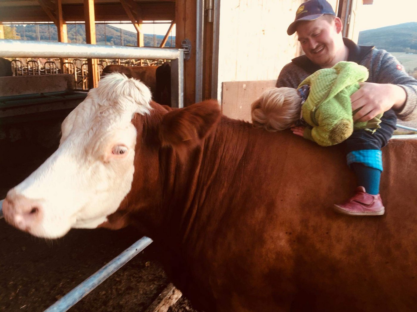 Auch der Partner kümmert sich liebevoll um den Kleinen. 