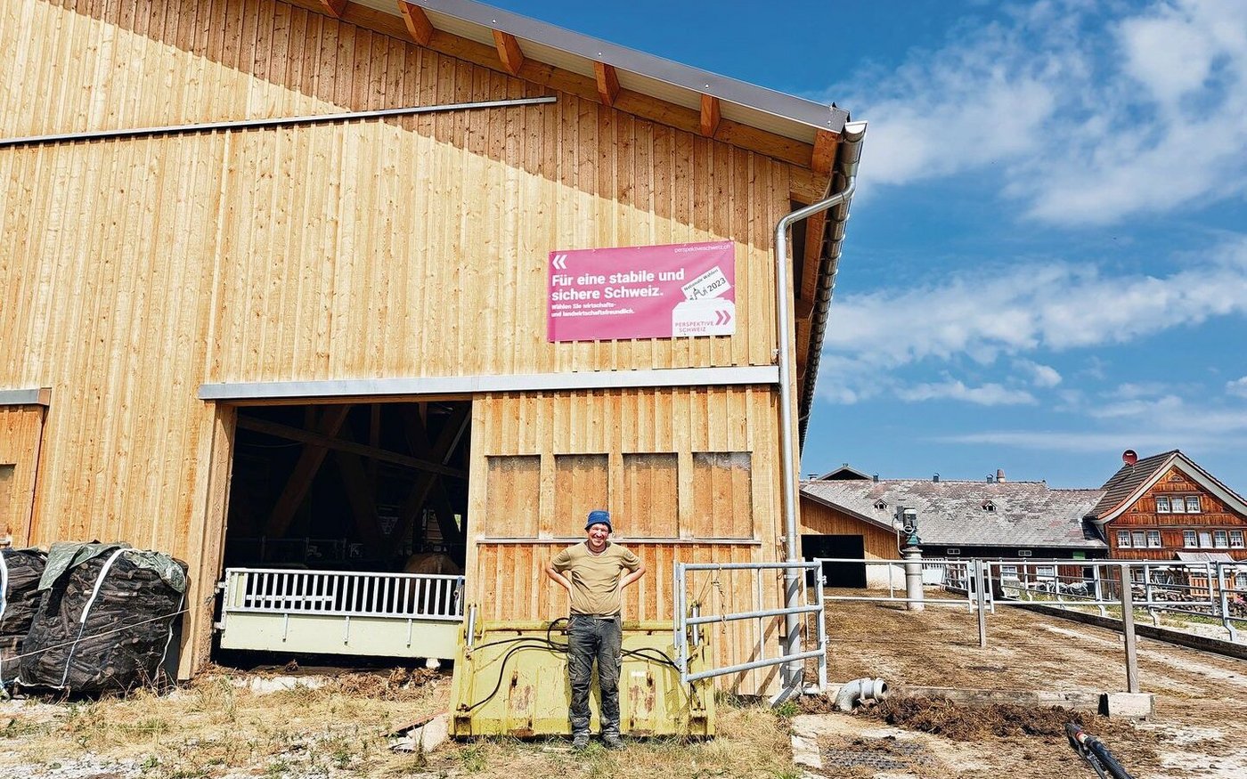 Bei Landwirt Bruno Streule in Appenzell hat eine SBV-Delegation eine Fahne vorbeigebracht und montiert. 