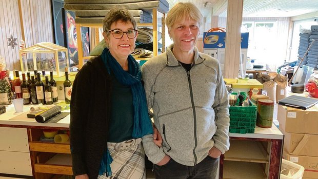 Demontieren und Ausr Demontieren und Ausräumen: Janine und Fritz Neuenschwander im aktuell überstellten ehemaligen und nun nicht mehr zulässigen Partyraum. Bald wird der zur Garage umgenutzt.