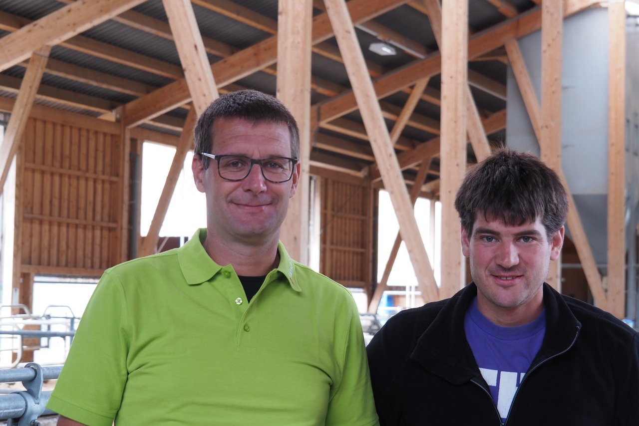 Rolf Hug, Leiter Gutsbetriebe am Plantahof (links) zusammen mit Marco Bettini. Leiter Milchviehzucht.ucht am 