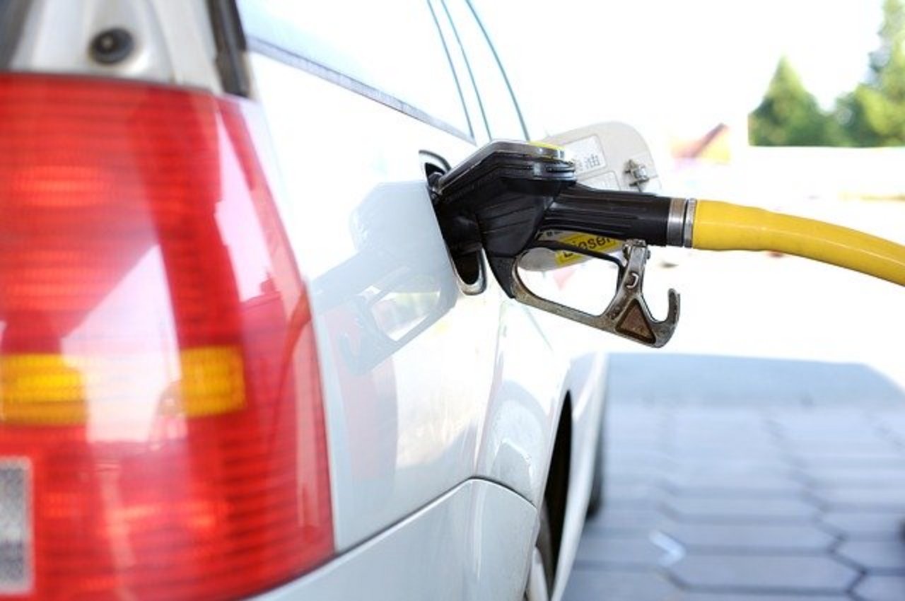 Die Emissionen von Fahrzeugen soll jährlich rund drei Prozent verringert werden. Die Benzin- und Dieselpreise würden daher steigen. (Symbolbild Pixabay)