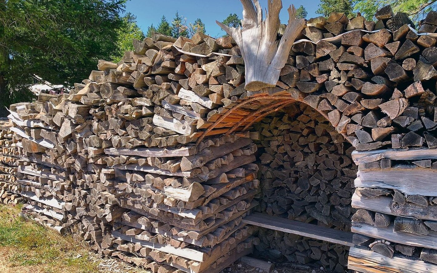 Kunstvoll angelegte Holzbeige mit Ruhebank. Wohl nicht dazu gemacht, trotz den derzeit hohen Preisen für Bennholz, bald wieder abgebaut zu werden. 